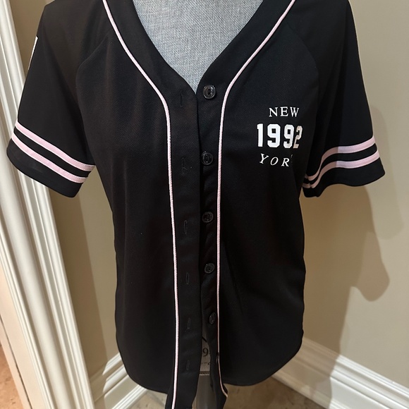Forever21 New York 1992 Baseball Style Top - Picture 1 of 5